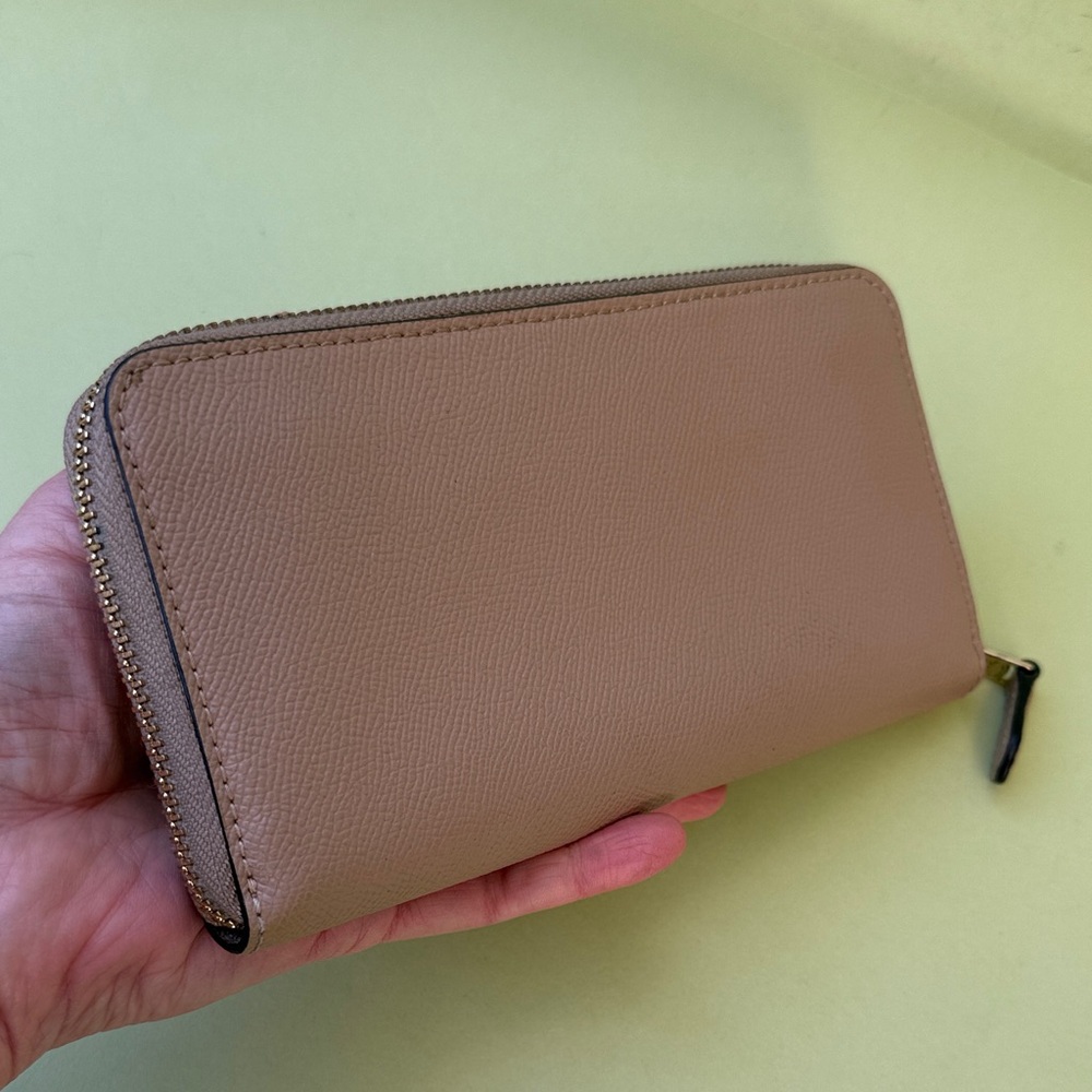 Vintage Coach Beige/Gold Leather Zip Wallet - Picture 5 of 15